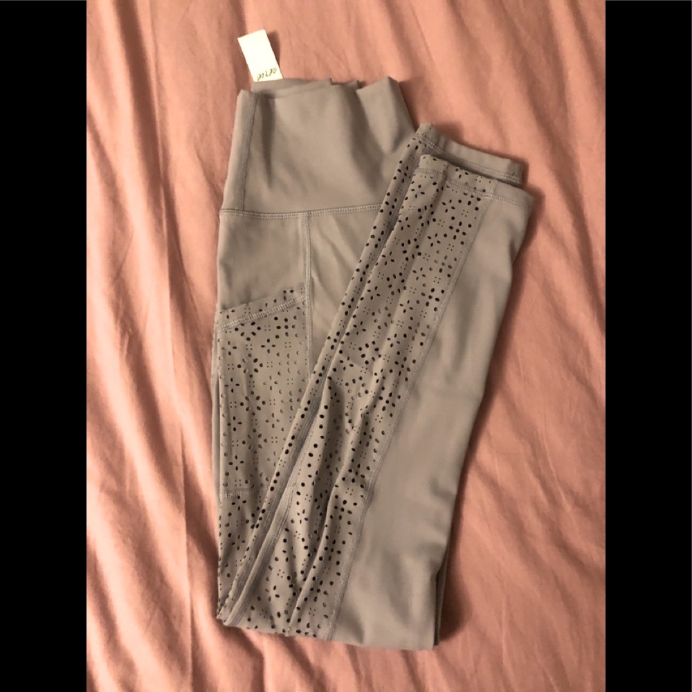 BRAND NEW W/ TAGS. Aerie leggings, size medium.